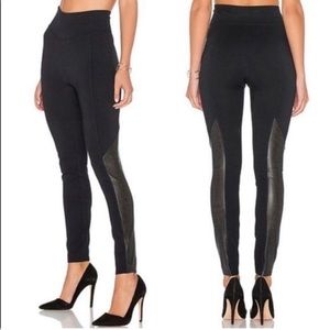 Perforated Panel Legging in Very Black
SPANX